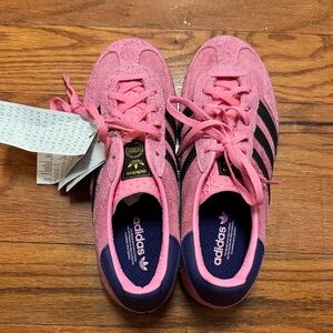 Adidas Pink suede gazelle sneakers with blue stripes NWT